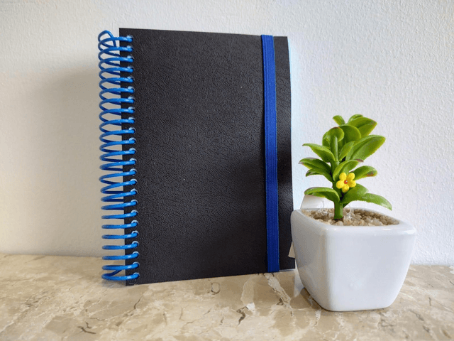 Caderno A5, Espiral da cor do miolo, folhas sem pauta, elástico e ilhós 
