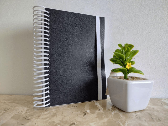 Caderno A5, Espiral da cor do miolo, folhas sem pauta, elástico e ilhós 