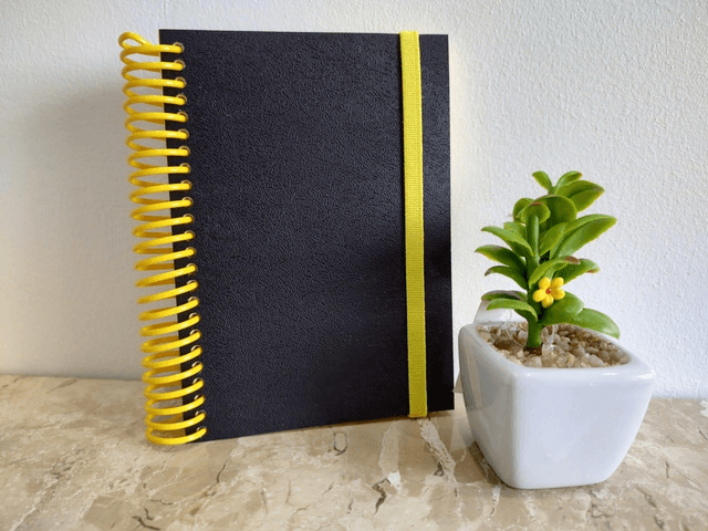 Caderno A5, Espiral da cor do miolo, folhas sem pauta, elástico e ilhós 