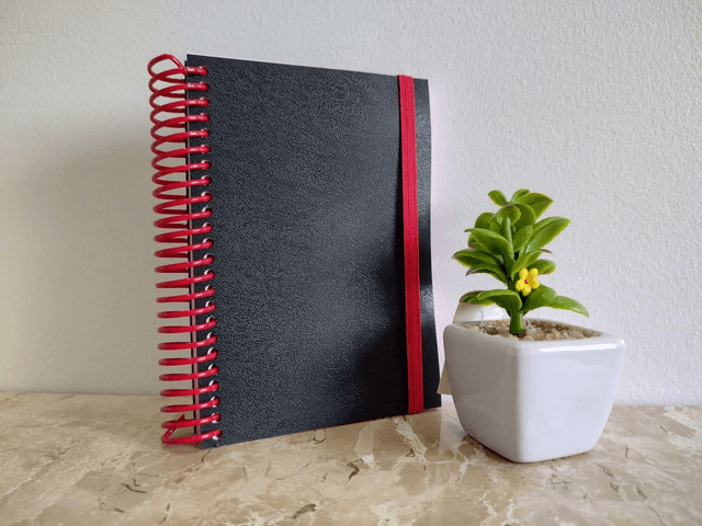 Caderno A5, Espiral da cor do miolo, folhas sem pauta, elástico e ilhós 