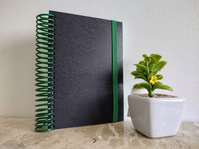 Caderno A5, Espiral da cor do miolo, folhas sem pauta, elástico e ilhós 